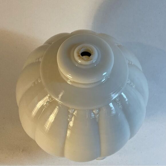 old ivory colored milk glass table lamp, vintage alacite Aladdin lamp shade - Picture 11 of 15